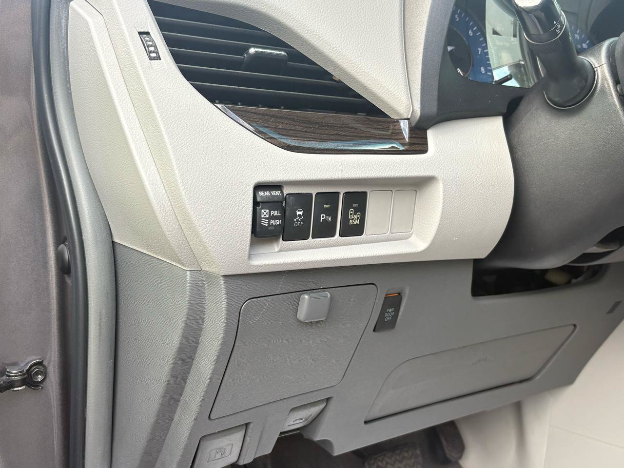 Used 2015 Toyota Sienna XLE w/ XLE Navigation Package FWD image 18