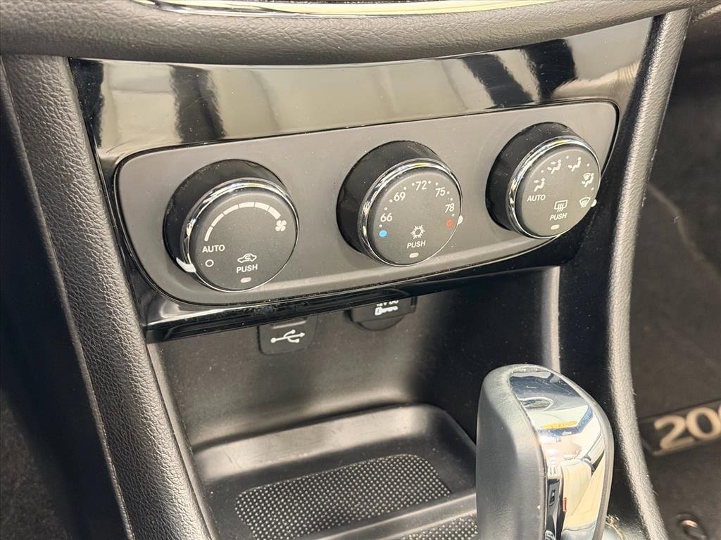 Used 2013 Chrysler 200 Limited image 24