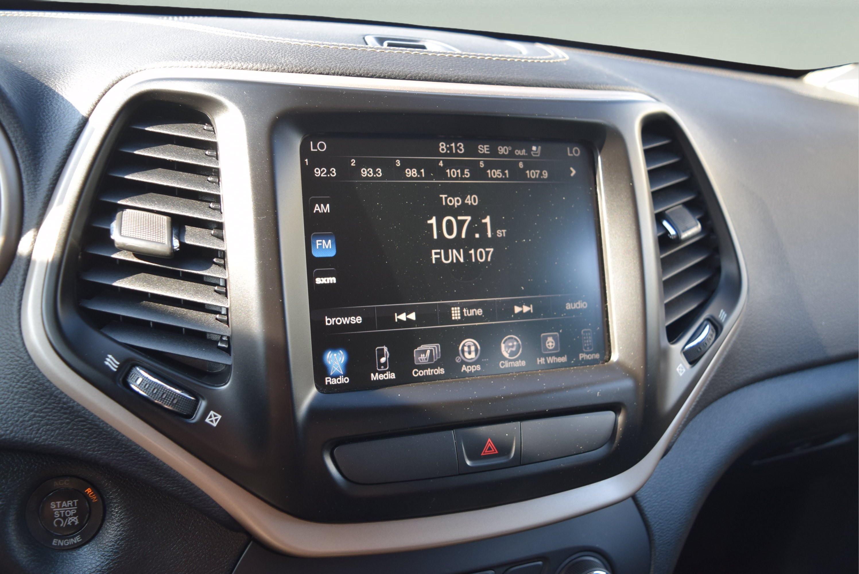 Used 2016 Jeep Cherokee Limited w/ Luxury Group AWD/4WD image 12