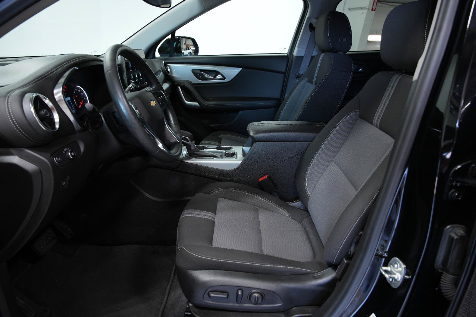 Used 2025 Chevrolet Blazer LT AWD/4WD image 32