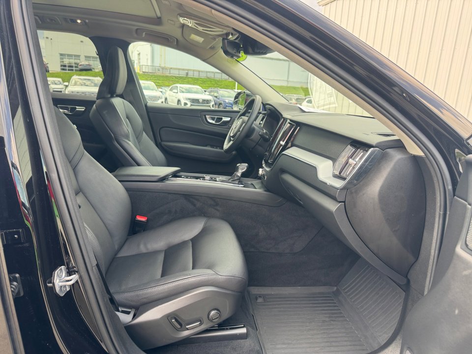 Used 2020 Volvo XC60 T5 Momentum FWD image 32