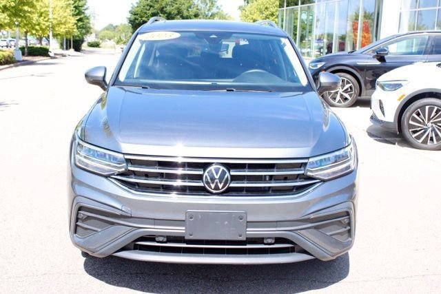 Used 2023 Volkswagen Tiguan SE w/ Panoramic Sunroof Package AWD/4WD image 11