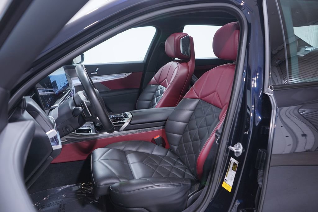 Used 2023 BMW 740i w/ Parking Assistance Package image 7