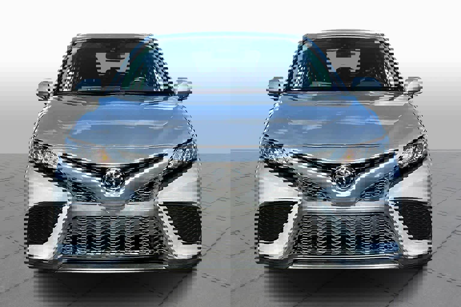 Used 2023 Toyota Camry SE image 3