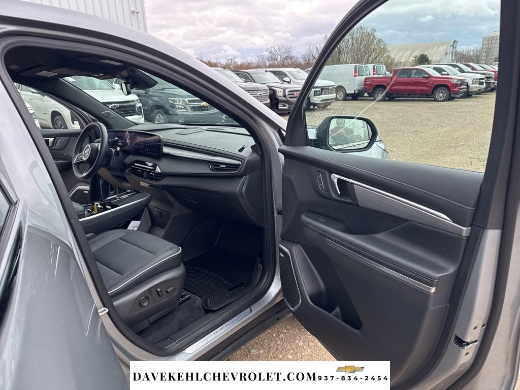 Used 2025 Buick Enclave Preferred w/ Power Package image 27
