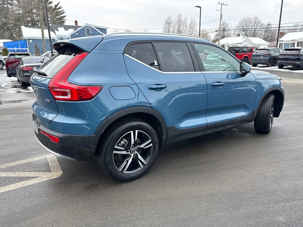 Used 2025 Volvo XC40 B5 Core image 5