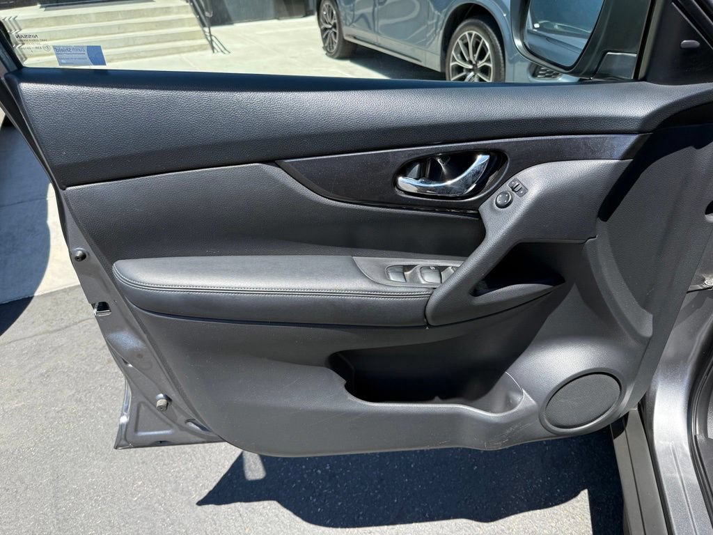 Used 2018 Nissan Rogue SV AWD/4WD image 32