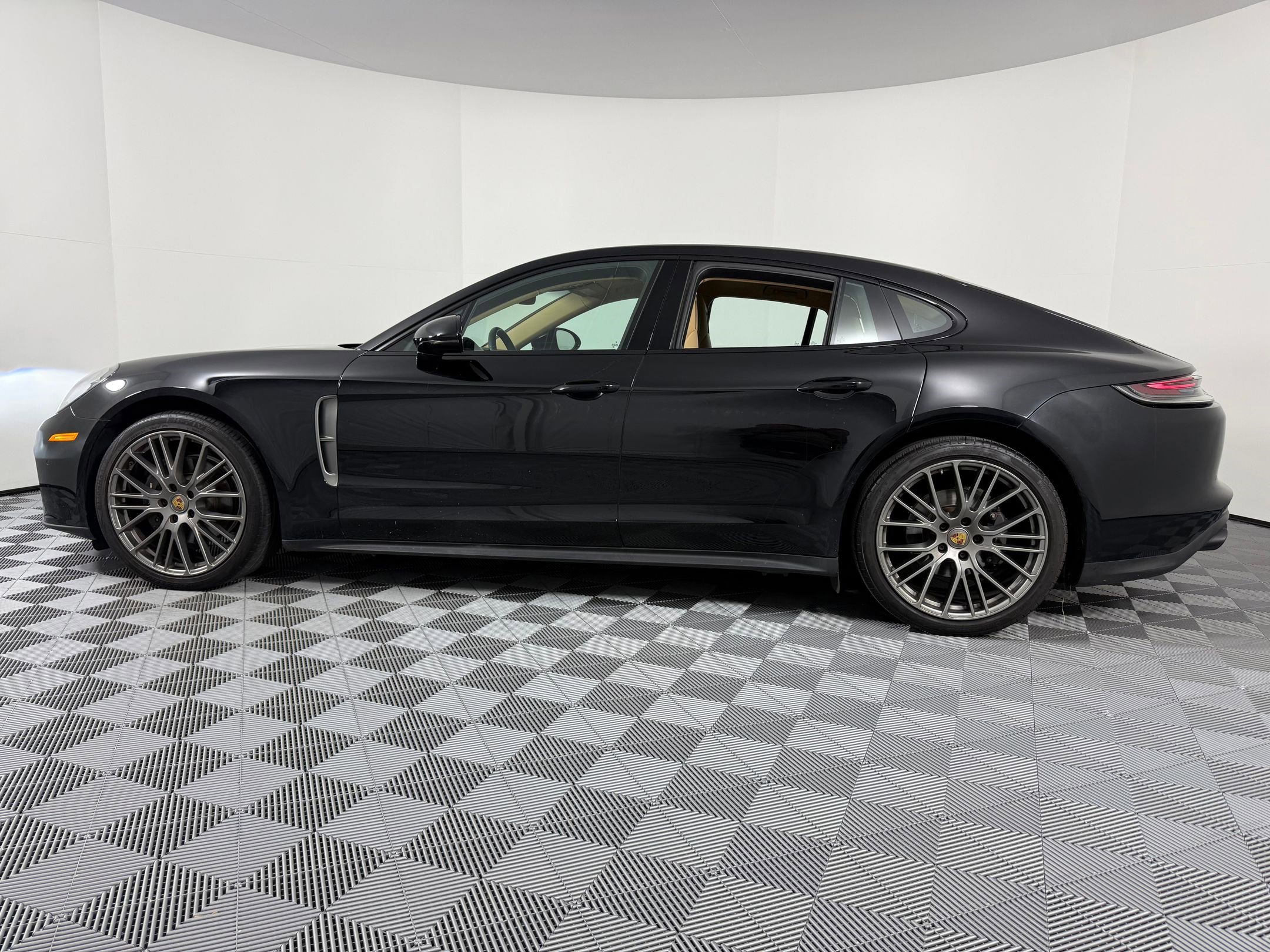 Used 2023 Porsche Panamera Platinum Edition image 2