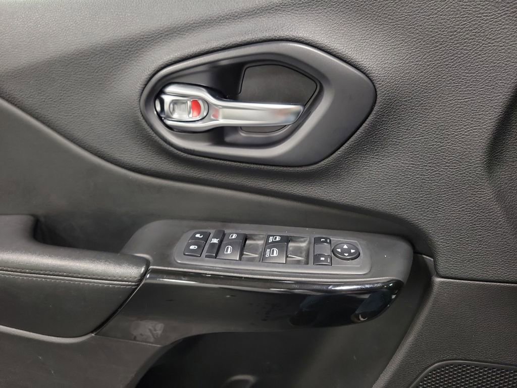 Used 2019 Jeep Cherokee Latitude Plus image 18