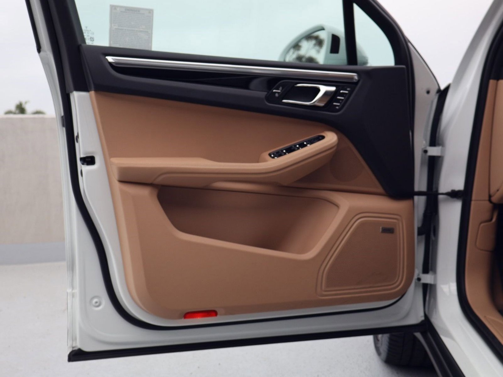 Certified 2025 Porsche Macan image 12