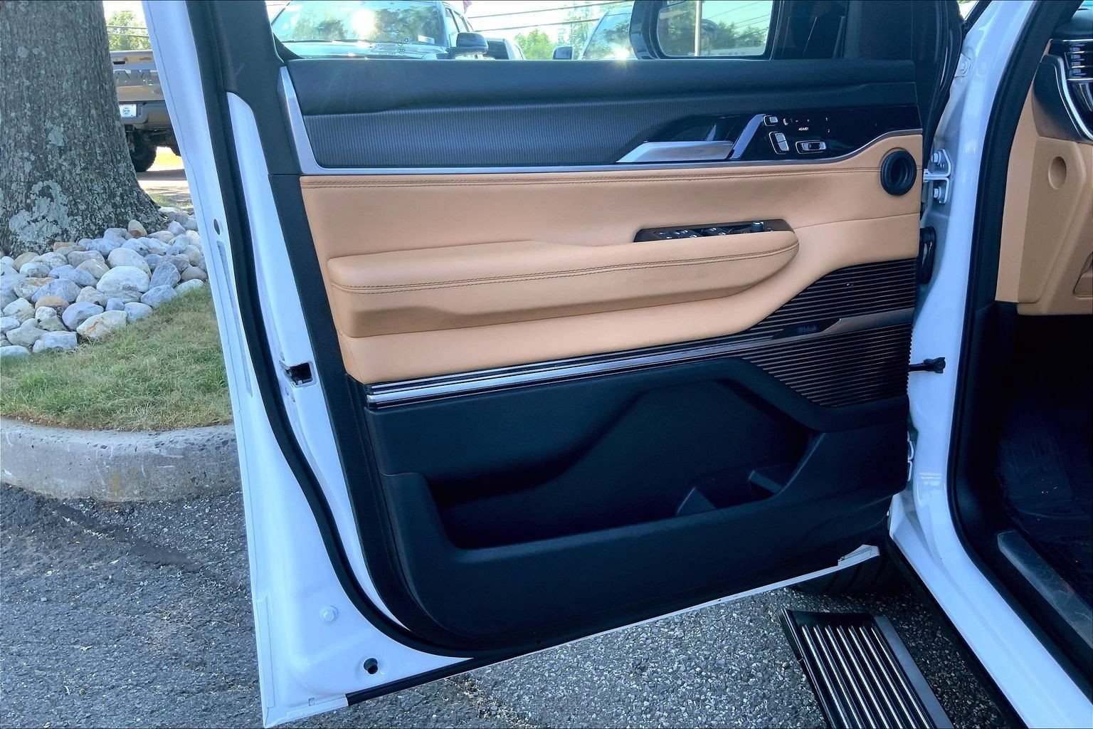 Certified 2025 Jeep Grand Wagoneer Series III w/ Rear Seat Video Group 1 AWD/4WD image 16