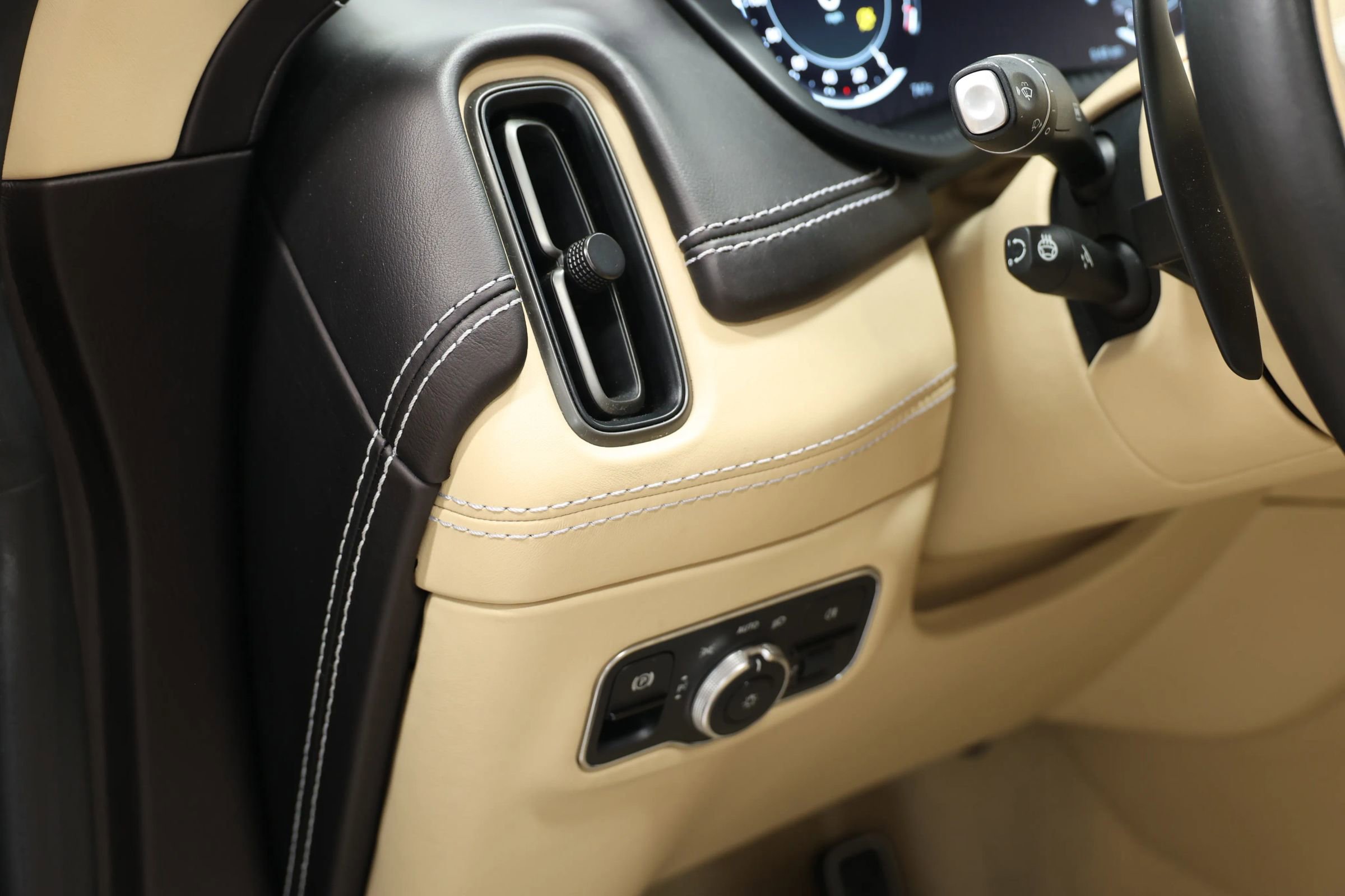 Used 2021 Aston Martin DBX image 21