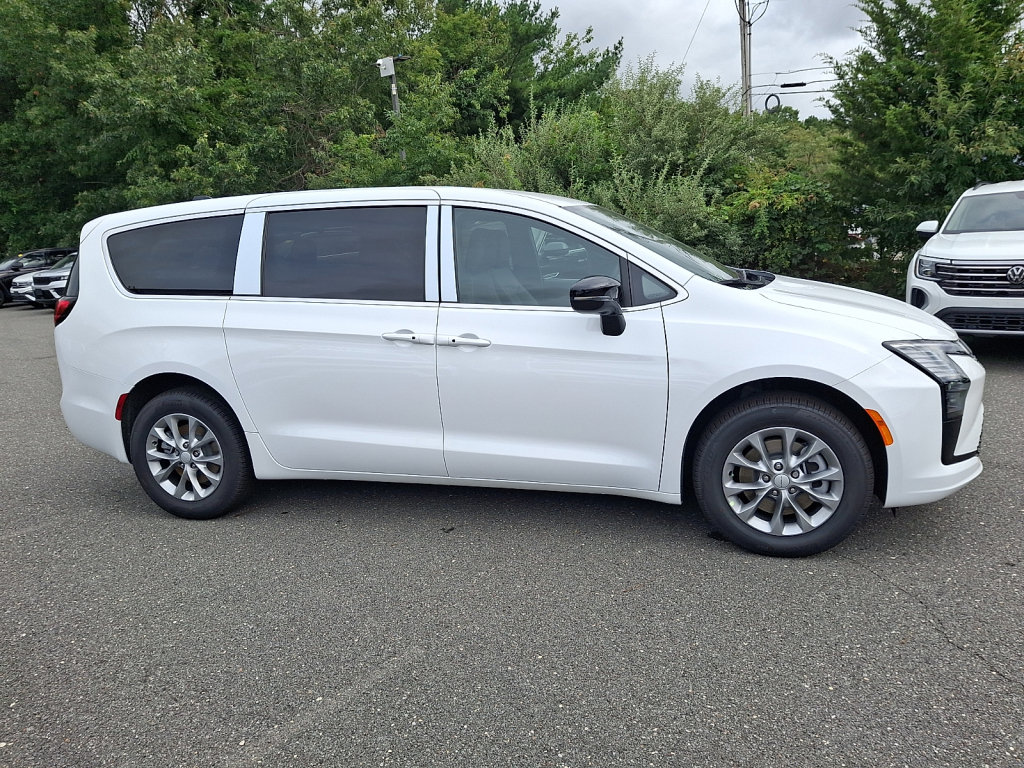 New 2027 Chrysler Pacifica Select AWD/4WD image 4