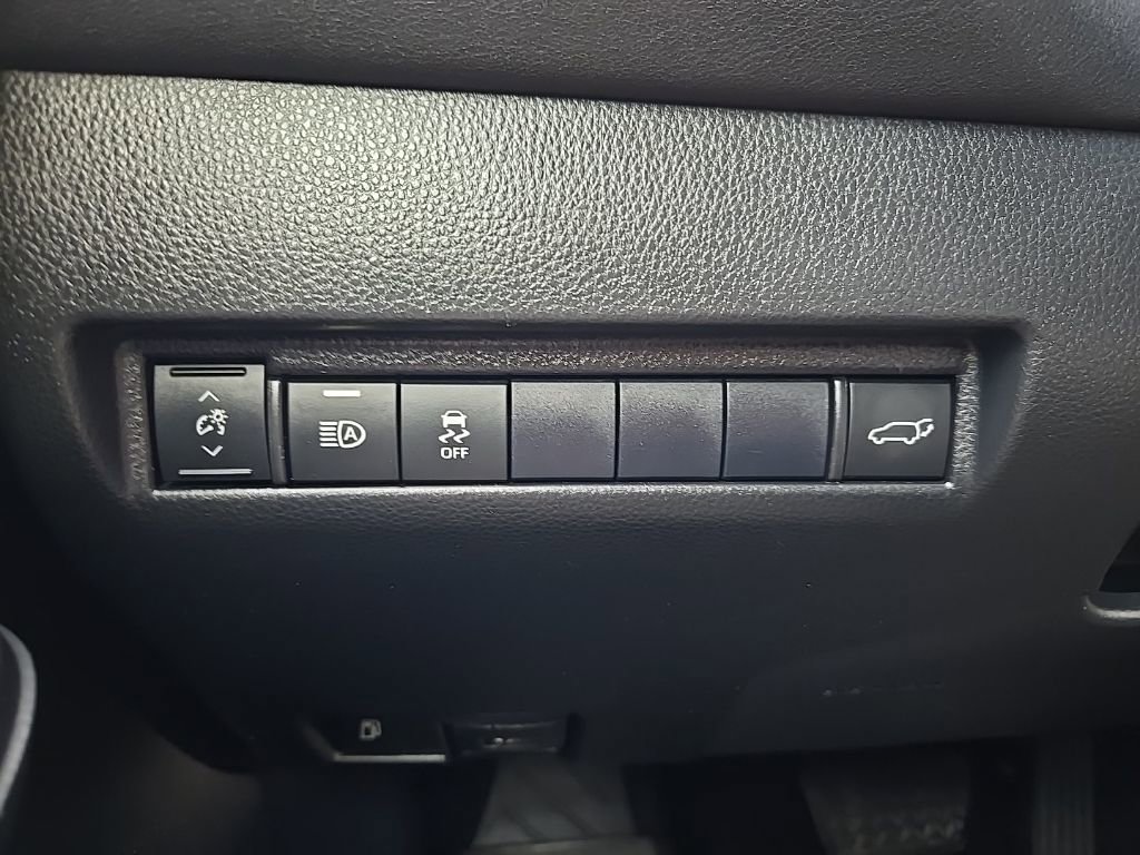 Used 2021 Toyota Venza LE image 19