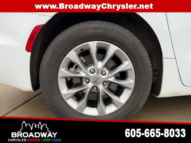 Used 2024 Chrysler Pacifica Touring-L image 9