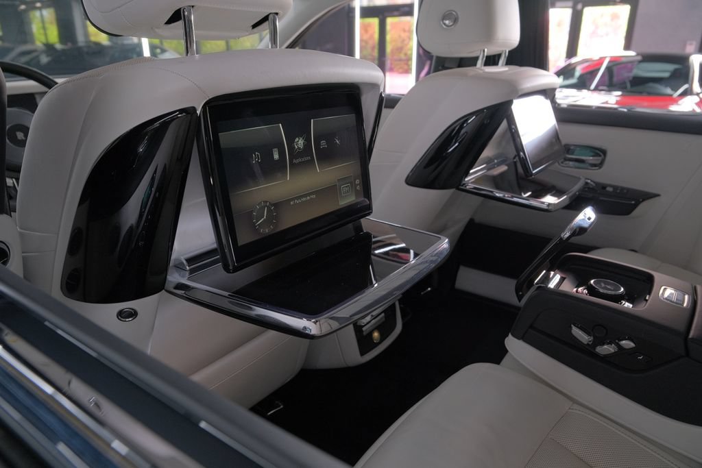 Used 2022 Rolls-Royce Phantom Sedan w/ The Phantom Package RWD image 33