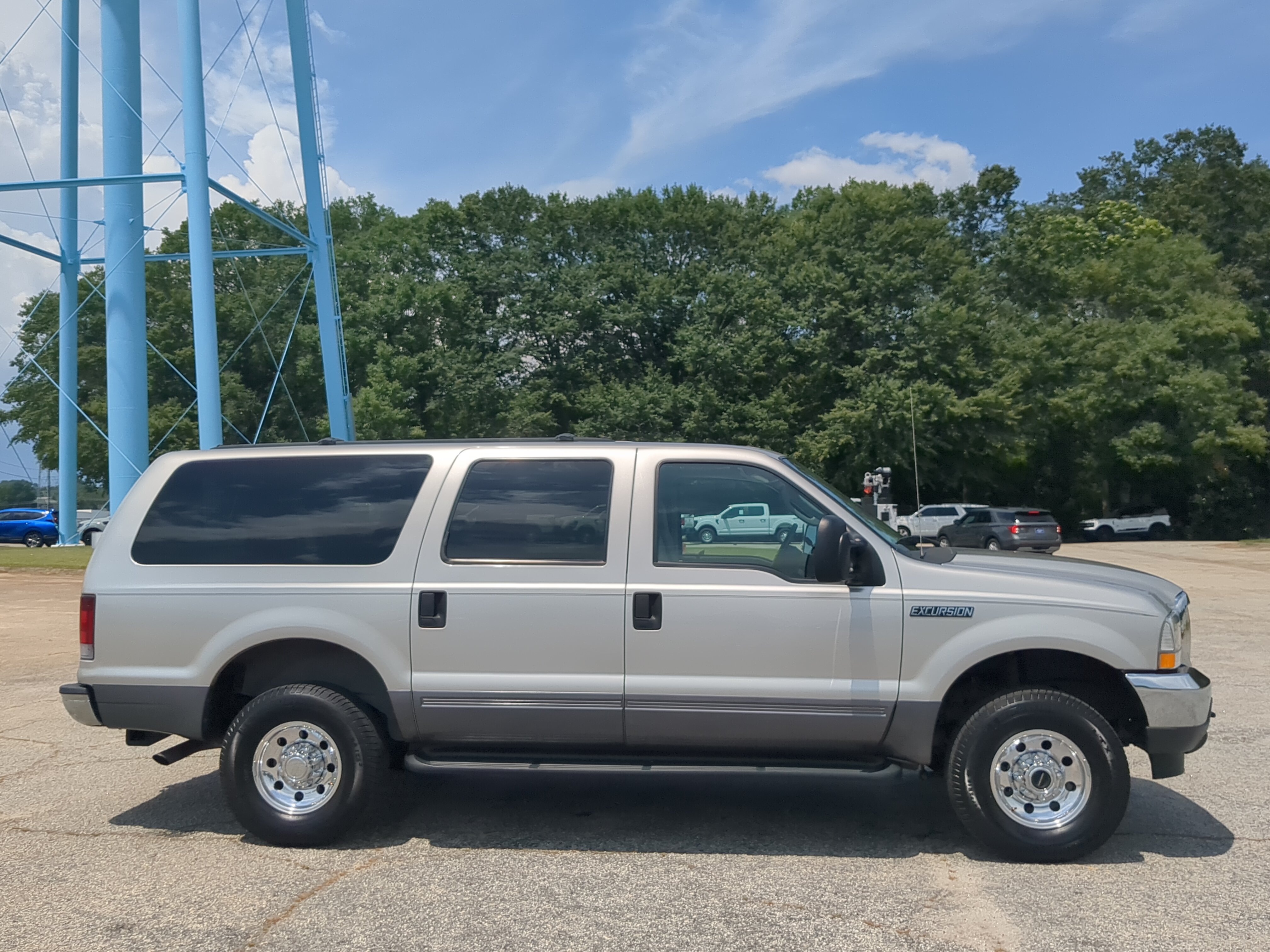 Used 2004 Ford Excursion XLT AWD/4WD image 2