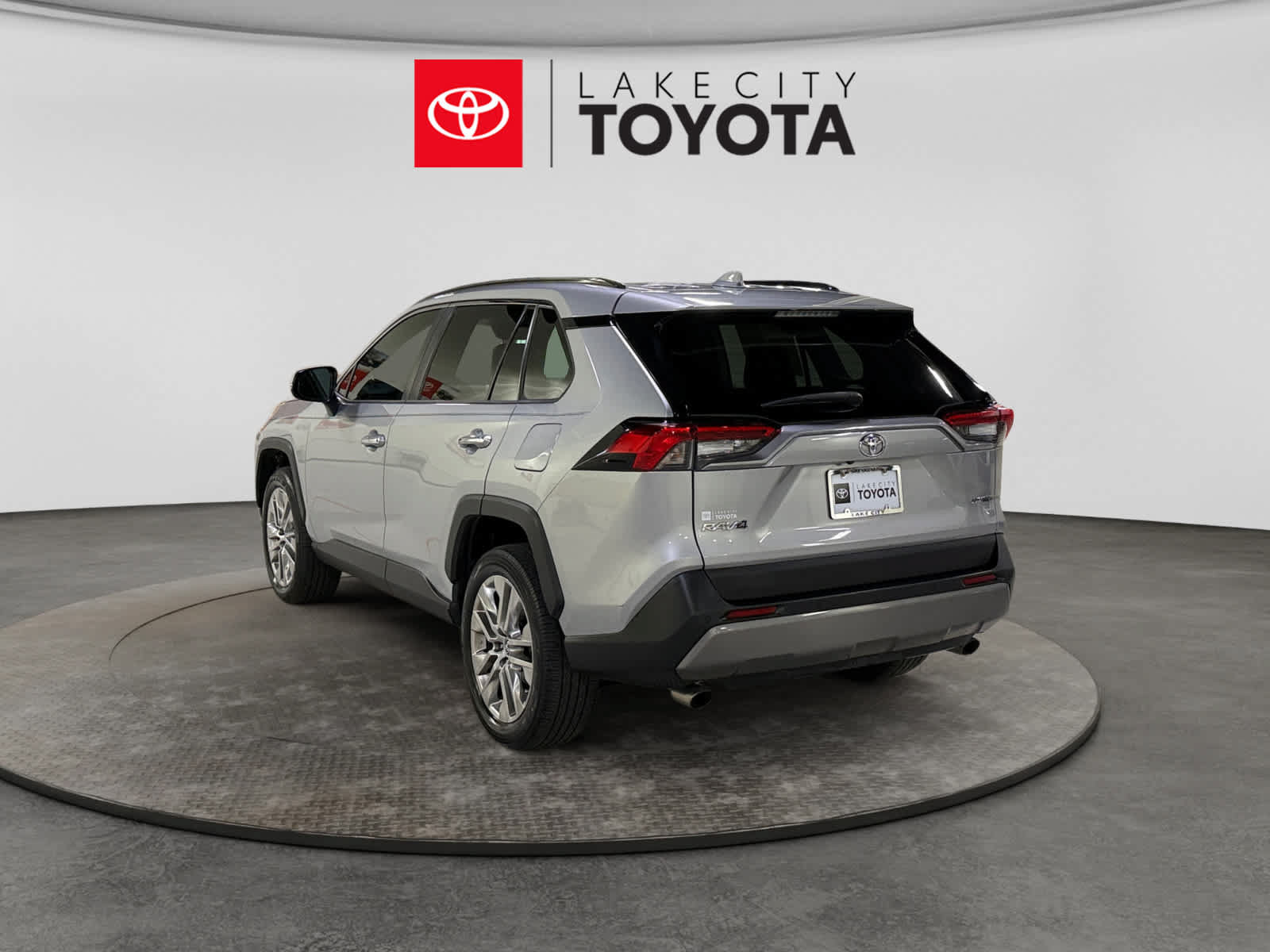 Used 2019 Toyota RAV4 Limited w/ Cold Weather Package FWD image 5
