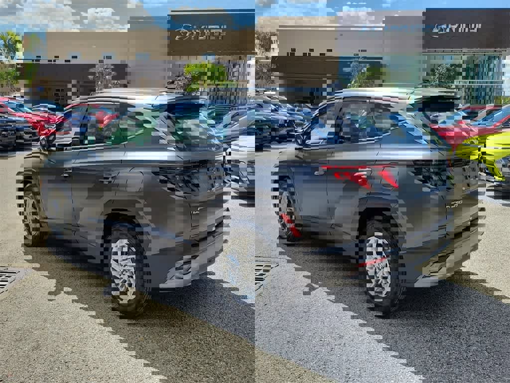 Used 2025 Hyundai Tucson SE image 2