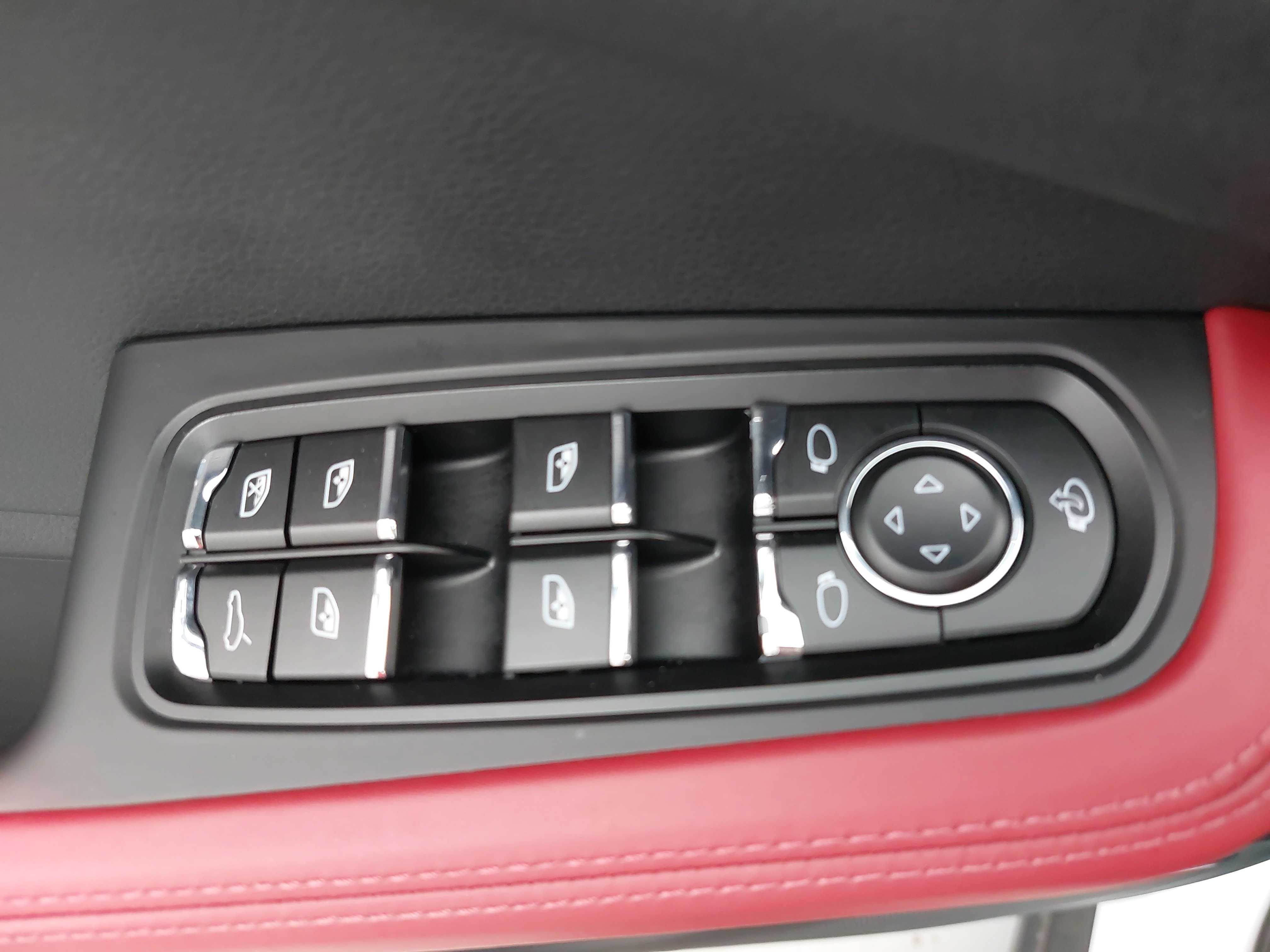 Certified 2025 Porsche Macan AWD/4WD image 30