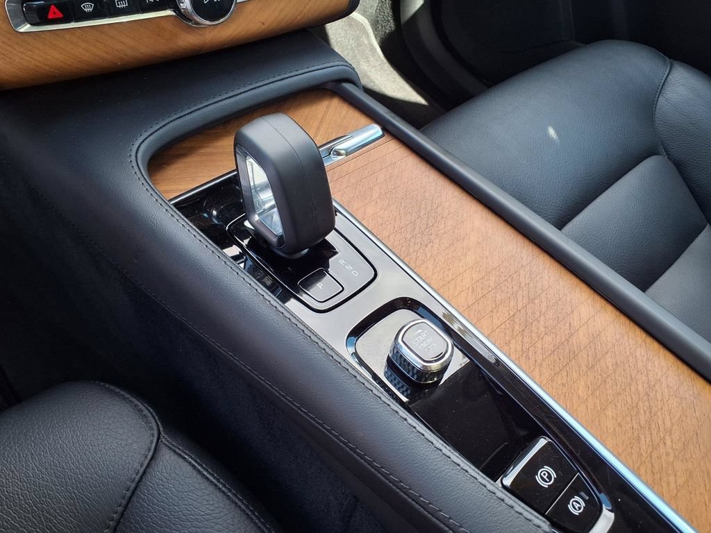 Used 2024 Volvo XC90 B6 Plus AWD/4WD image 25