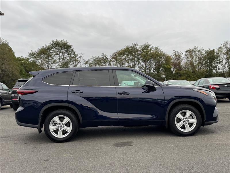Used 2024 Toyota Highlander LE image 8