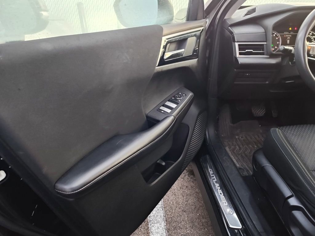 Used 2022 Mitsubishi Outlander ES image 5