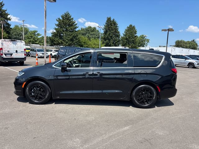 Used 2023 Chrysler Pacifica Touring-L FWD image 3