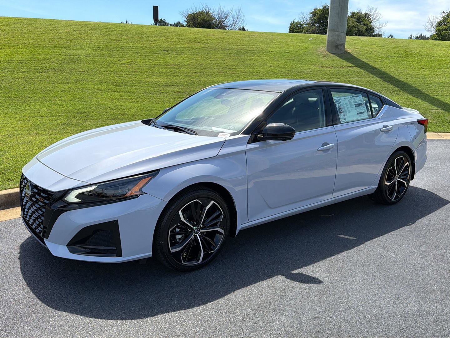 New 2026 Nissan Altima 2.5 SR w/ SR Premium Package FWD image 2