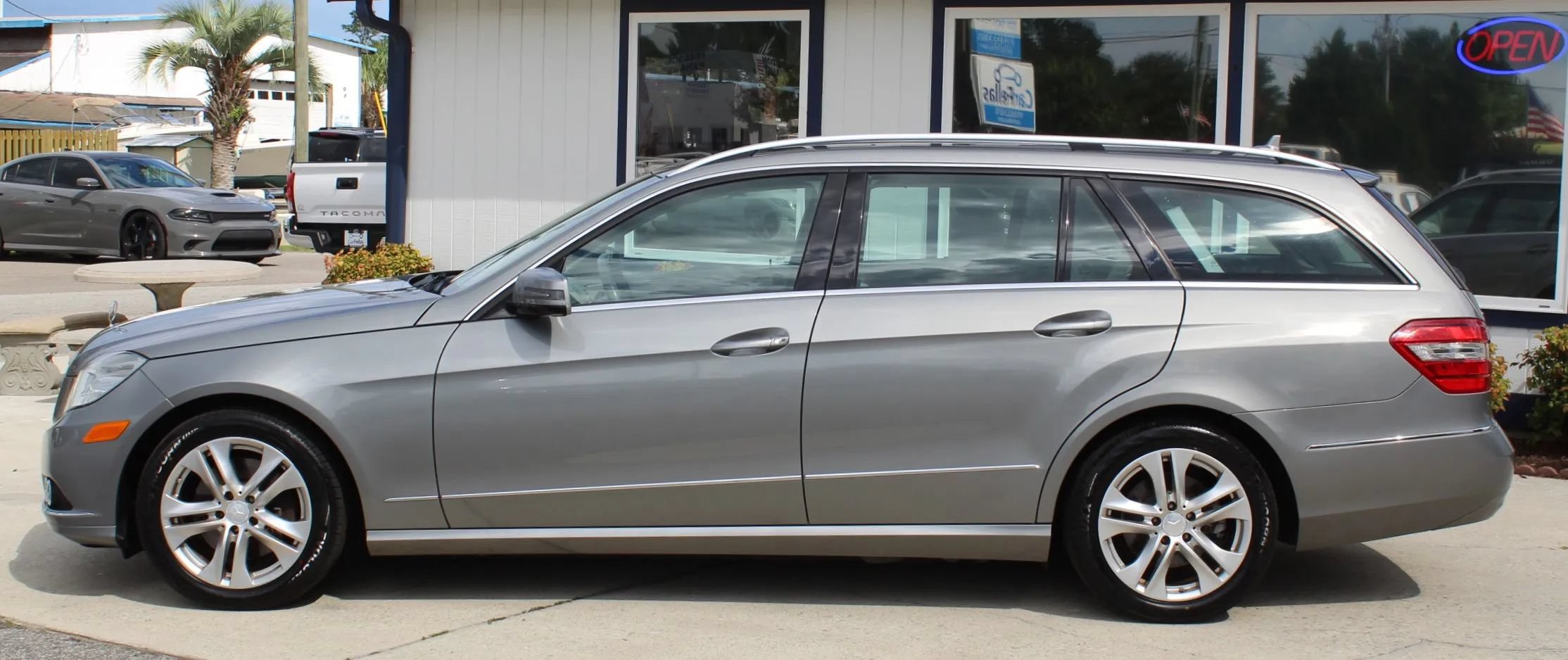 Used 2011 Mercedes-Benz E 350 4MATIC Wagon image 2