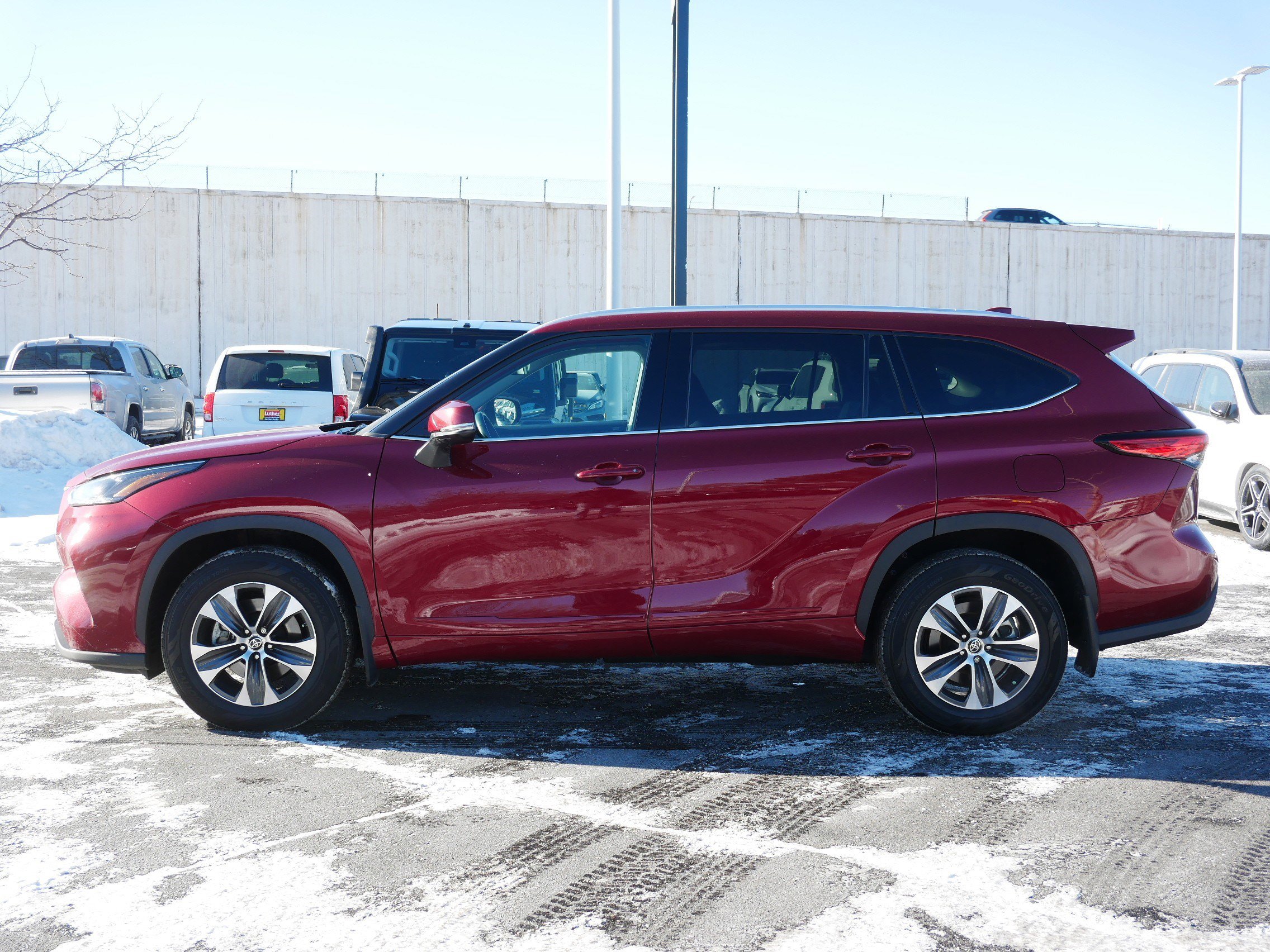 Used 2022 Toyota Highlander XLE image 12