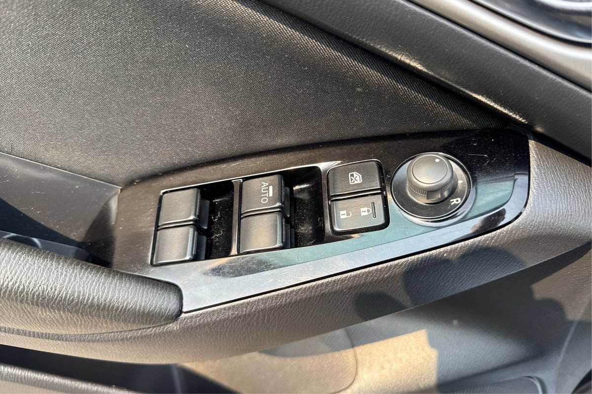 Used 2018 MAZDA MAZDA3 Sport FWD image 30
