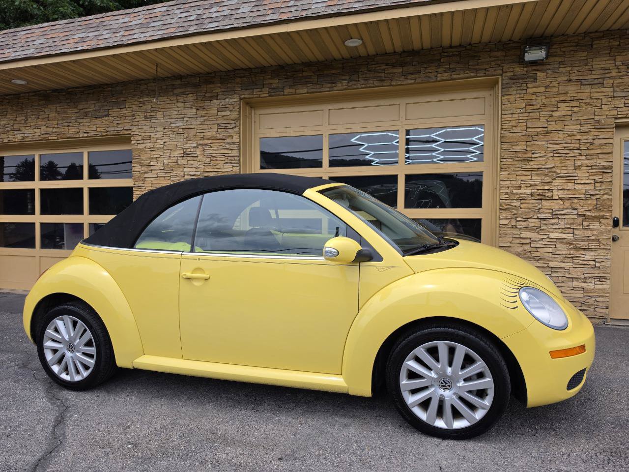 Used 2008 Volkswagen Beetle SE FWD image 11