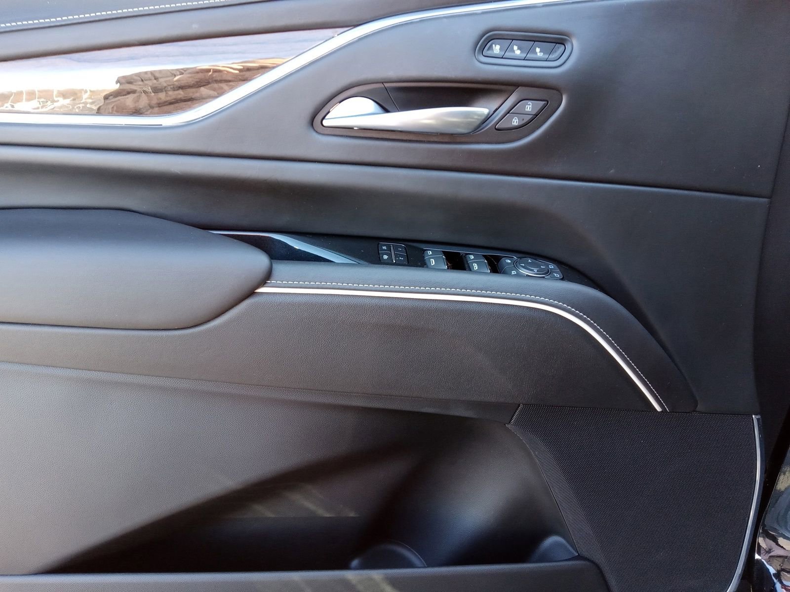 Used 2023 Cadillac Escalade Sport Platinum w/ LPO, ONYX Package image 9