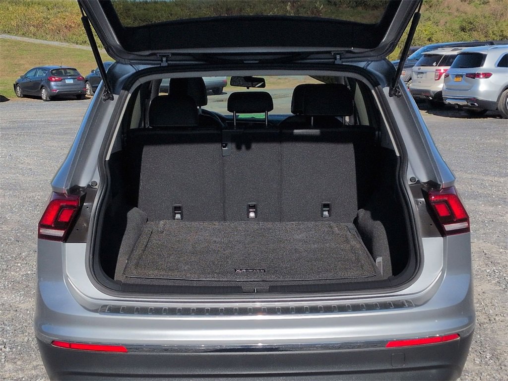 Used 2021 Volkswagen Tiguan SE w/ Panoramic Sunroof Package image 5