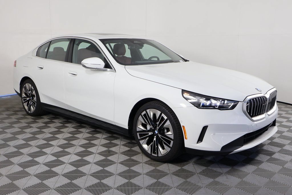 Used 2025 BMW 530i w/ Premium Package RWD image 3