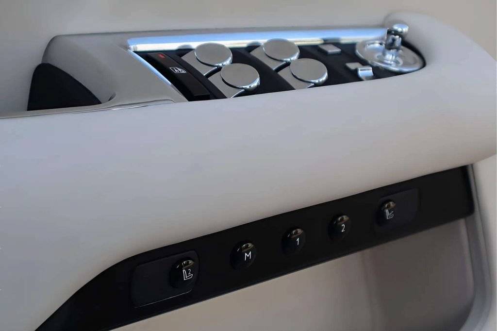 Used 2018 Rolls-Royce Dawn RWD image 8