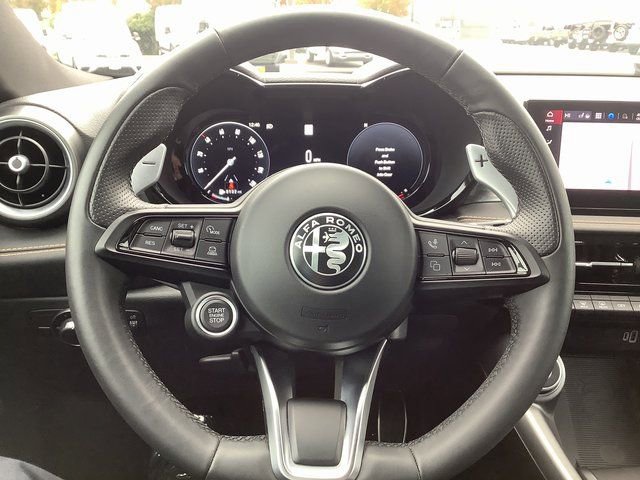 Used 2025 Alfa Romeo Tonale w/ Premium Package image 11