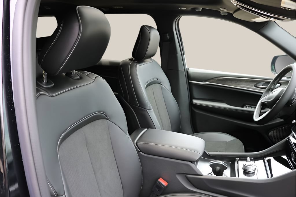 New 2026 Jeep Grand Cherokee Altitude AWD/4WD image 21