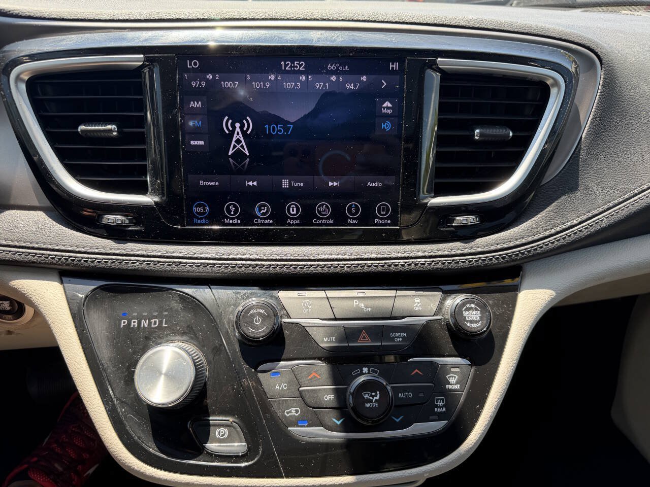 Used 2018 Chrysler Pacifica Limited FWD image 14