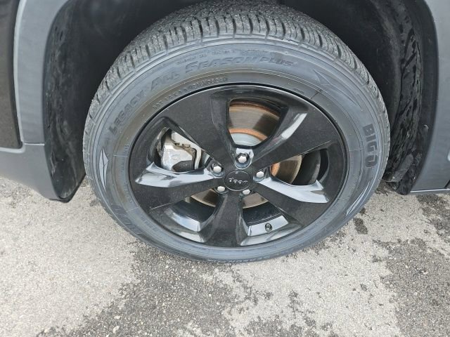 Used 2018 Jeep Cherokee Latitude w/ Altitude Package FWD image 10