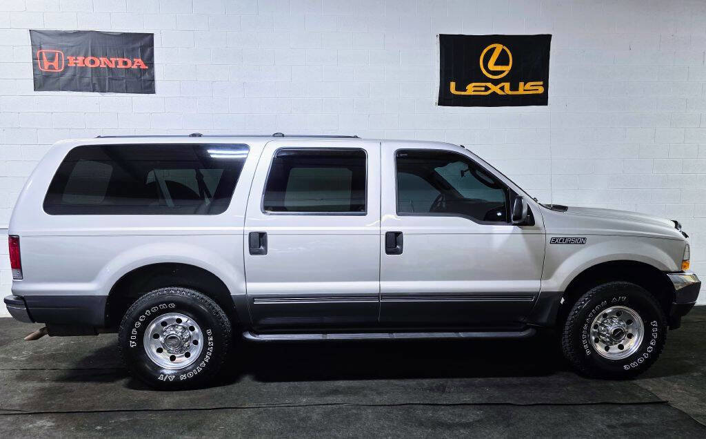 Used 2004 Ford Excursion XLT AWD/4WD image 2