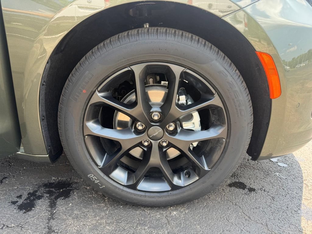 New 2027 Chrysler Pacifica Limited FWD image 57