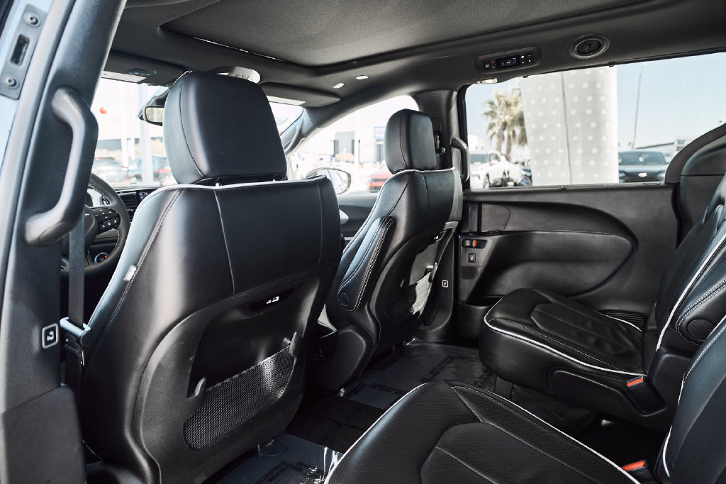 Used 2025 Chrysler Pacifica Limited FWD image 18