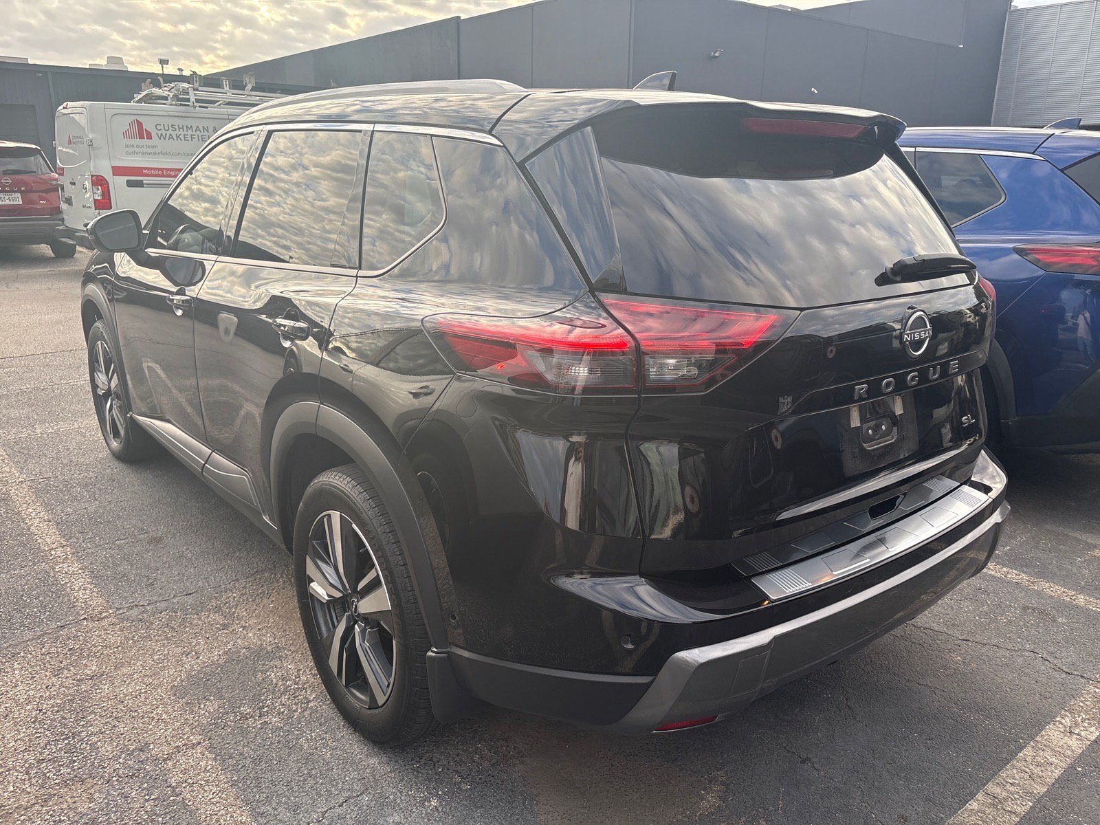 Used 2024 Nissan Rogue SL w/ SL Premium Package FWD image 3