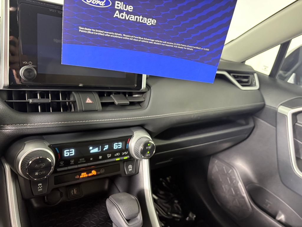 Used 2025 Toyota RAV4 XLE AWD/4WD image 17