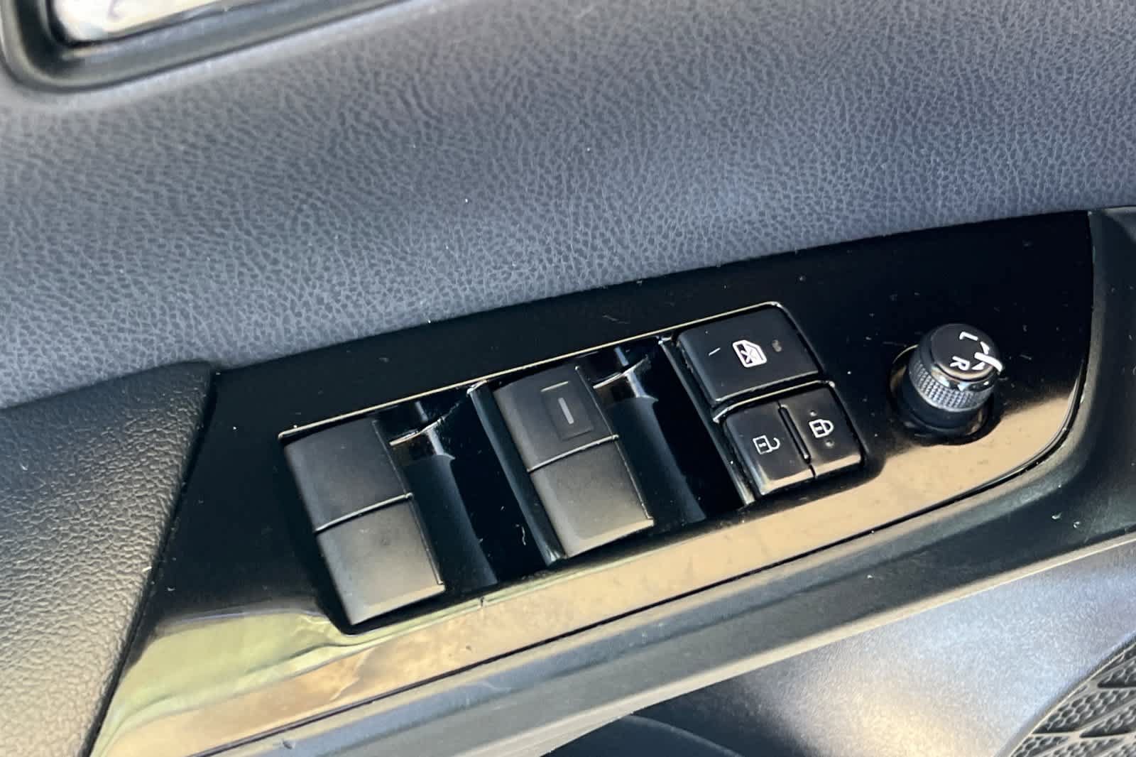 Certified 2022 Toyota Prius LE FWD image 13