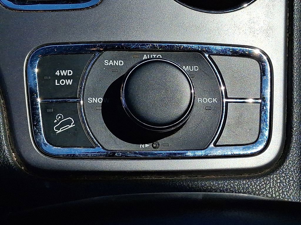 Used 2018 Jeep Grand Cherokee Laredo image 25