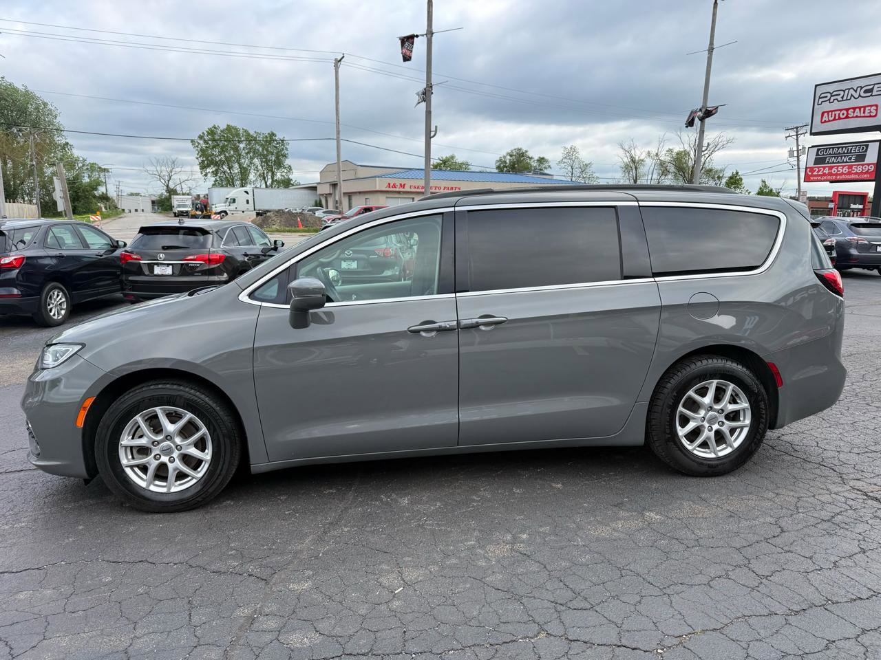 Used 2022 Chrysler Pacifica Touring-L FWD image 4
