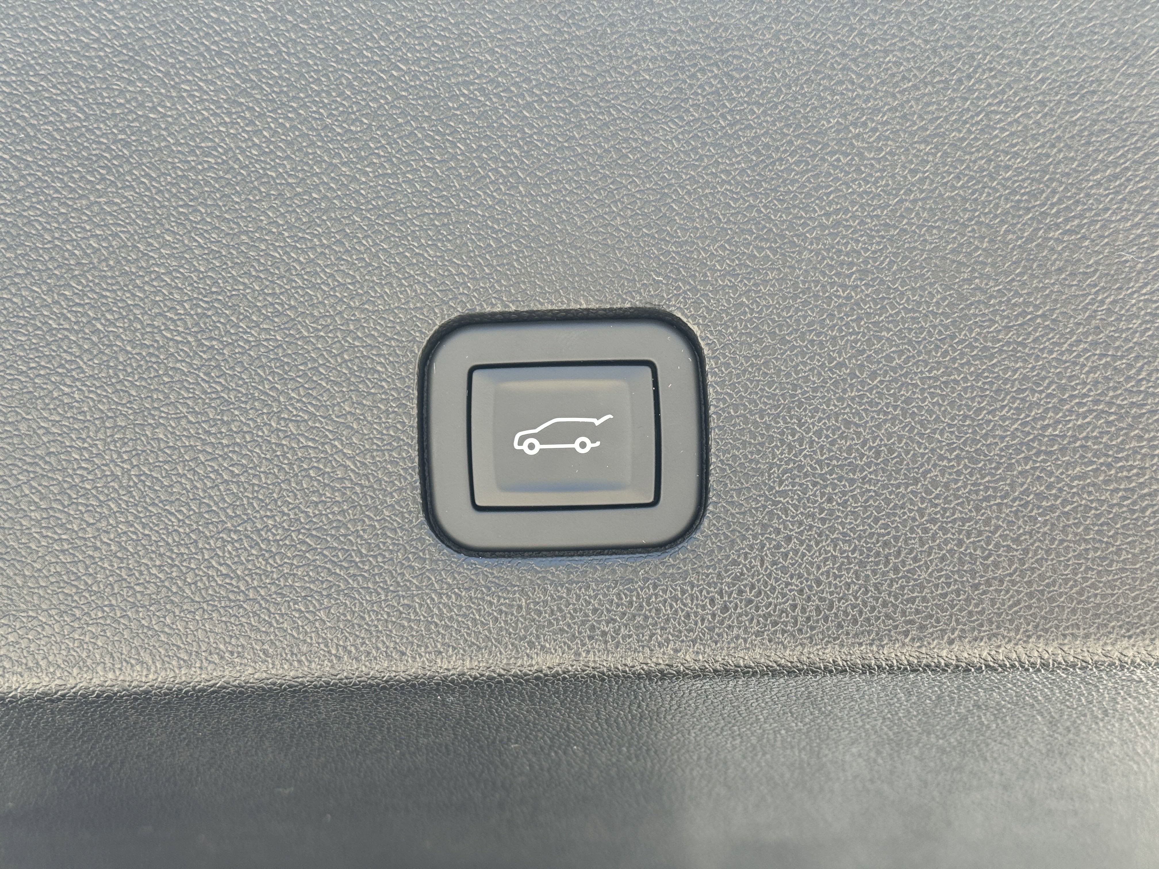 New 2025 Cadillac XT6 Luxury image 11